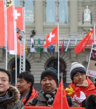 瑞士國旗和五星紅旗共同飄揚在瑞士聯(lián)邦議會和聯(lián)邦政府所在地——聯(lián)邦大廈前,。(彭大偉 攝) 瑞士國旗和五星紅旗共同飄揚在瑞士聯(lián)邦議會和聯(lián)邦政府所在地——聯(lián)邦大廈前。(彭大偉 攝)