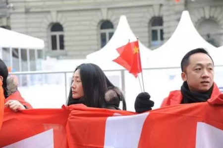 等待著,,等待著,,習(xí)主席的車隊近了。(彭大偉 攝) 等待著,等待著,,習(xí)主席的車隊近了。(彭大偉 攝)