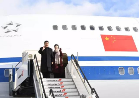 習(xí)近平和夫人彭麗媛步出艙門,。 習(xí)近平和夫人彭麗媛步出艙門。