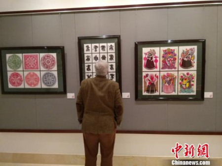 “花的絮語-中國剪紙藝術精品展”在馬耳他首都瓦萊塔展出,。(王大衛(wèi) 攝) “花的絮語-中國剪紙藝術精品展”在馬耳他首都瓦萊塔展出,。(王大衛(wèi) 攝)