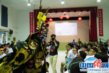 圖為藝術(shù)團變臉演員走到學生之間表演,。(陸春艷 攝)