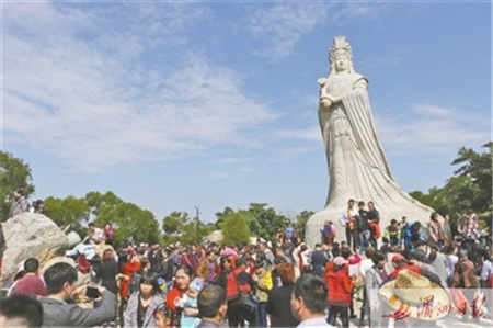 湄洲媽祖祖廟媽祖石雕圣像下游客如織。