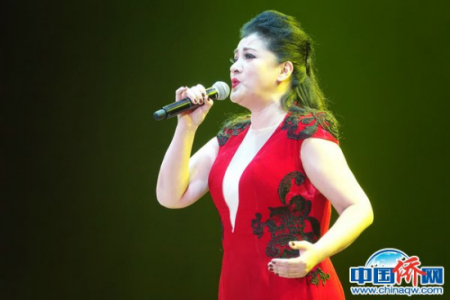 著名歌唱家么紅深情演繹《我愛你,中國》,。 陸春艷 攝 著名歌唱家么紅深情演繹《我愛你,,中國》,。 陸春艷 攝