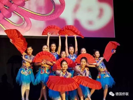 “文化中國·華星閃耀”德國春晚演出現(xiàn)場,。(德國花星藝術(shù)團供圖) “文化中國·華星閃耀”德國春晚演出現(xiàn)場,。(德國花星藝術(shù)團供圖)