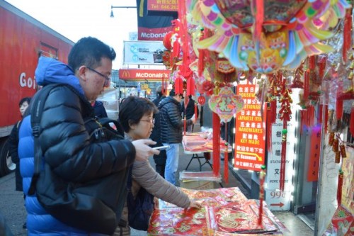 隨著農(nóng)歷春節(jié)的到來(lái),,法拉盛街頭涌現(xiàn)了販賣年貨的店面,,但是他們只開(kāi)一個(gè)多月,春節(jié)之后就會(huì)消失,。(美國(guó)《世界日?qǐng)?bào)》/牟蘭 攝影) 隨著農(nóng)歷春節(jié)的到來(lái),法拉盛街頭涌現(xiàn)了販賣年貨的店面,,但是他們只開(kāi)一個(gè)多月,,春節(jié)之后就會(huì)消失。(美國(guó)《世界日?qǐng)?bào)》/牟蘭 攝影)