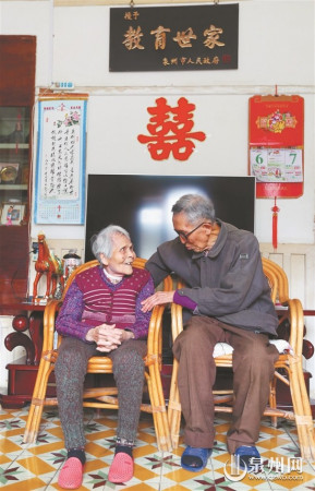 陳梅生夫婦恩愛如初(王柏峰/攝) 陳梅生夫婦恩愛如初(王柏峰/攝)