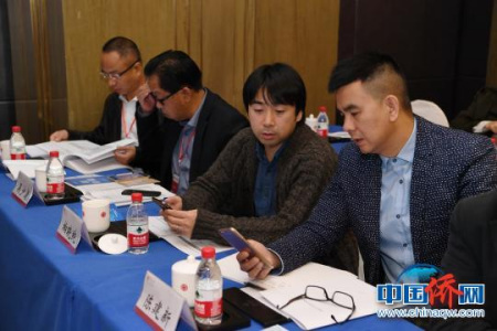 海外華助中心代表討論“僑寶”移動(dòng)客戶(hù)端 海外華助中心代表討論“僑寶”移動(dòng)客戶(hù)端
