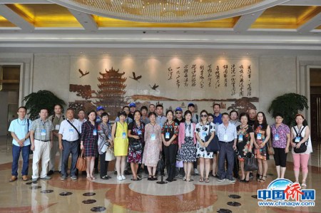 在武漢市民之家拍攝的“全家?!? /></div>
<div id= 在武漢市民之家拍攝的“全家福”