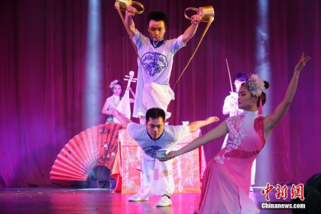 當(dāng)?shù)貢r(shí)間1月18日晚,“文化中國(guó)·四海同春”首次亮相素有“小福州”之稱的馬來(lái)西亞詩(shī)巫,。至此,,2017年“文化中國(guó)·四海同春”首個(gè)藝術(shù)團(tuán)的訪演圓滿收官。圖為長(zhǎng)嘴壺功夫表演《中華茶韻》,。<a target='_blank' >中新社</a>記者 陸春艷 攝 當(dāng)?shù)貢r(shí)間1月18日晚,,“文化中國(guó)·四海同春”首次亮相素有“小福州”之稱的馬來(lái)西亞詩(shī)巫,。至此,2017年“文化中國(guó)·四海同春”首個(gè)藝術(shù)團(tuán)的訪演圓滿收官,。圖為長(zhǎng)嘴壺功夫表演《中華茶韻》,。<a target='_blank' >中新社</a>記者 陸春艷 攝
