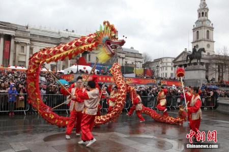 1月29日，英國(guó)華僑華人在倫敦特拉法加廣場(chǎng)舉辦盛大的春節(jié)慶典,，慶祝中國(guó)農(nóng)歷雞年春節(jié),。 <a target='_blank' >中新社</a>記者 周兆軍 攝