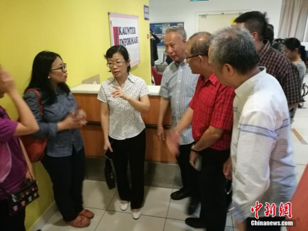 1月30日,,中國(guó)駐沙巴總領(lǐng)事陳佩潔前往伊麗莎白女皇醫(yī)院看望獲救的中國(guó)游客,。<a target='_blank' >中新社</a>記者 趙勝玉 攝 1月30日,,中國(guó)駐沙巴總領(lǐng)事陳佩潔前往伊麗莎白女皇醫(yī)院看望獲救的中國(guó)游客。<a target='_blank' >中新社</a>記者 趙勝玉 攝