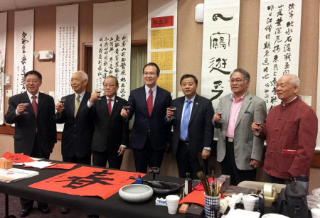 洪總領(lǐng)事和書法學(xué)會理事們共同舉杯,,祝賀大展圓滿成功 洪總領(lǐng)事和書法學(xué)會理事們共同舉杯,,祝賀大展圓滿成功