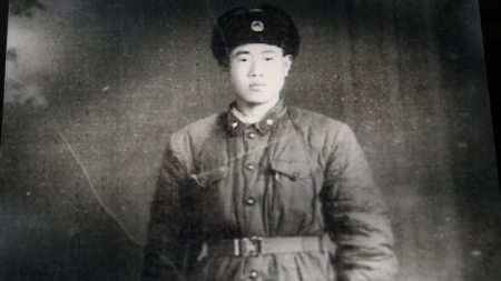 1960年,，王琪修讀完測量之后入伍，為中國解放軍修路,。