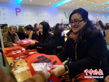 演出劇場門口,,觀眾們爭相領取來自中國的新年禮物,。 演出劇場門口,,觀眾們爭相領取來自中國的新年禮物。