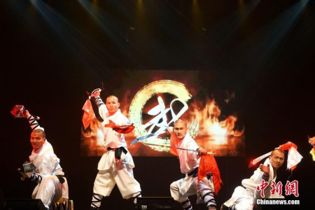 少林武僧表演《少林雄風(fēng)——十八般兵器》,。 <a target='_blank' >中新社</a>記者 付強(qiáng) 攝 少林武僧表演《少林雄風(fēng)——十八般兵器》。 <a target='_blank' >中新社</a>記者 付強(qiáng) 攝