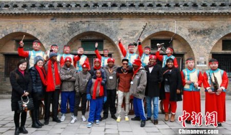 春節(jié)期間,,莎拉巴特曼市表演藝術(shù)團(tuán)在皇城相府景區(qū)內(nèi)進(jìn)行主題為“南非友城友人‘行走體驗(yàn)中國(guó)年’”文藝交流活動(dòng),,體驗(yàn)中國(guó)傳統(tǒng)文化?!〕声i 攝 春節(jié)期間,莎拉巴特曼市表演藝術(shù)團(tuán)在皇城相府景區(qū)內(nèi)進(jìn)行主題為“南非友城友人‘行走體驗(yàn)中國(guó)年’”文藝交流活動(dòng),,體驗(yàn)中國(guó)傳統(tǒng)文化,。 成鵬 攝