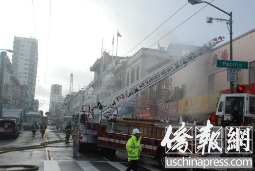 消防車在火災現(xiàn)場進行灌救,，可見煙霧仍從肇事現(xiàn)場內(nèi)冒出。(美國《僑報》/吳卓明 攝)