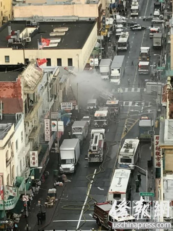 鳥瞰火災現(xiàn)場,，附近交通受阻,，多輛警車和消防車處理火災事宜。(美國《僑報》/吳卓明 攝)