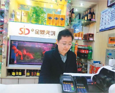 火鍋店忙碌時(shí),代超也會(huì)來店里幫忙,。 火鍋店忙碌時(shí),,代超也會(huì)來店里幫忙,。
