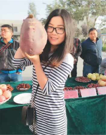 趙閆和職工們參加美食節(jié),,展出了很多特色農(nóng)產(chǎn)品。她展示的是一個(gè)大紅薯,。 趙閆和職工們參加美食節(jié),,展出了很多特色農(nóng)產(chǎn)品。她展示的是一個(gè)大紅薯,。