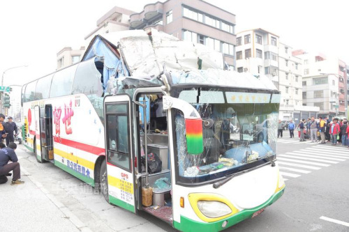 一輛滿載陸客的游覽車4日在高雄市河西路,、興隆 路口自撞鐵路橋墩下涵洞,，造成車上21名陸客輕重傷。臺灣“中央社”記者程啟峰高雄攝