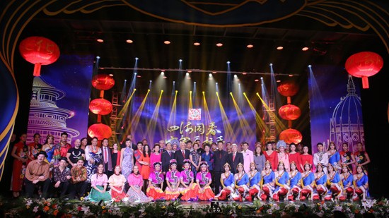 演出結(jié)束后,,演職人員與裘援平、段潔龍等合影,。 演出結(jié)束后,,演職人員與裘援平、段潔龍等合影,。