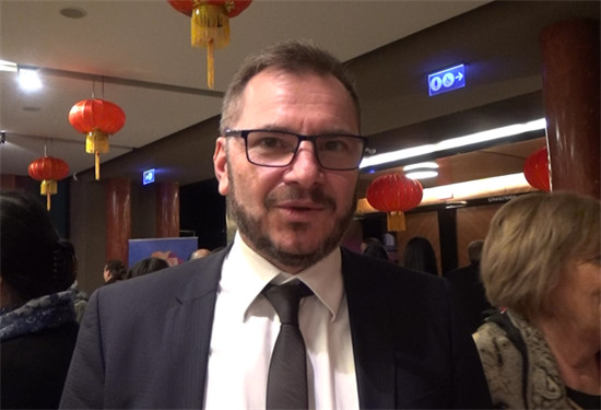 匈牙利市民歐拉尤斯先生告訴記者,,今晚我跟家人一起來觀看演出。我作為一名歐洲人,,很喜歡中國(guó)的舞蹈和音樂,。 匈牙利市民歐拉尤斯先生告訴記者,,今晚我跟家人一起來觀看演出。我作為一名歐洲人,,很喜歡中國(guó)的舞蹈和音樂,。