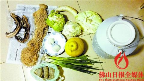從梅州豐順縣返回佛山的陳女士帶回了“奶奶牌”臘肉、咸菜等食品,。 /圖片均由受訪者提供 從梅州豐順縣返回佛山的陳女士帶回了“奶奶牌”臘肉,、咸菜等食品,。 /圖片均由受訪者提供
