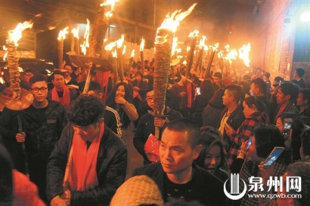 昨(2月5日)晚,晉江永和鎮(zhèn)山前村2000多名村民高舉火把繞村巡游,,共同歡度這個已延續(xù)300多年的“火把節(jié)”,。 (黃祖祥 攝) 昨(2月5日)晚,晉江永和鎮(zhèn)山前村2000多名村民高舉火把繞村巡游,,共同歡度這個已延續(xù)300多年的“火把節(jié)”,。 (黃祖祥 攝)