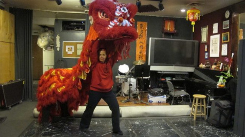 皮瑞姆學(xué)習(xí)舞獅十多年,,非常熱愛表演和訓(xùn)練。(美國(guó)《世界日?qǐng)?bào)》/高夢(mèng)梓 攝) 皮瑞姆學(xué)習(xí)舞獅十多年,非常熱愛表演和訓(xùn)練,。(美國(guó)《世界日?qǐng)?bào)》/高夢(mèng)梓 攝)