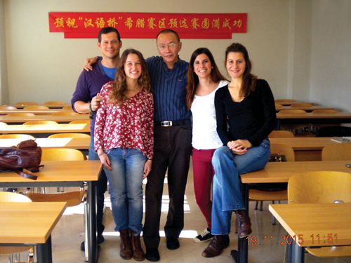 黃豪與學生合影(希臘《中希時報》) 黃豪與學生合影(希臘《中希時報》)