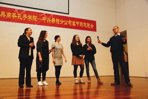 黃豪與學(xué)生合影(希臘《中希時(shí)報(bào)》) 黃豪與學(xué)生合影(希臘《中希時(shí)報(bào)》)
