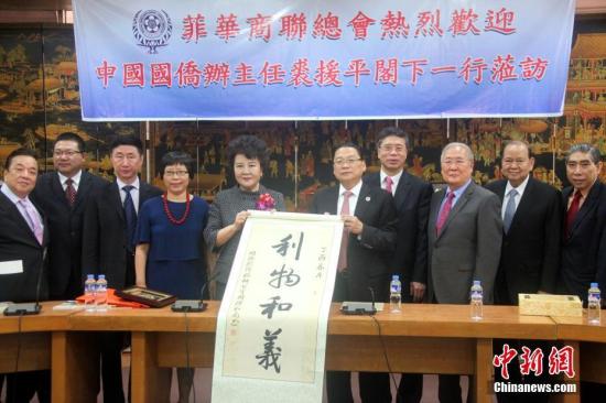 2月6日,中國國務(wù)院僑務(wù)辦公室主任裘援平率團(tuán)在菲律賓首都馬尼拉密集走訪當(dāng)?shù)貎S社,,考察僑情并慰問僑胞,。圖為裘援平訪問菲華商聯(lián)總會(huì),向該會(huì)贈(zèng)送禮品,。 <a target='_blank' >中新社</a>記者 張明 攝 2月6日,,中國國務(wù)院僑務(wù)辦公室主任裘援平率團(tuán)在菲律賓首都馬尼拉密集走訪當(dāng)?shù)貎S社,,考察僑情并慰問僑胞。圖為裘援平訪問菲華商聯(lián)總會(huì),,向該會(huì)贈(zèng)送禮品,。 <a target='_blank' >中新社</a>記者 張明 攝