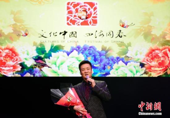 中國著名男高音歌唱家閻維文獻唱,。 <a target='_blank' >中新社</a>記者 龍劍武 攝