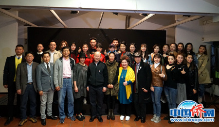 “四海同春”歐洲二團(tuán)7日傍晚走進(jìn)西班牙華星藝術(shù)團(tuán)開展聯(lián)誼活動(dòng),，雙方演員各自獻(xiàn)上精彩表演，在雙向觀摩中分享經(jīng)驗(yàn)心得,、促進(jìn)文化交流,。圖為現(xiàn)場(chǎng)合影。付強(qiáng) 攝