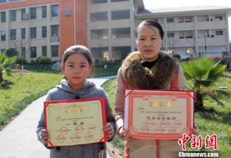 祝隆敏老師與獲獎(jiǎng)學(xué)生王佳琪?!”臼肺坠?攝 祝隆敏老師與獲獎(jiǎng)學(xué)生王佳琪,?!”臼肺坠?攝