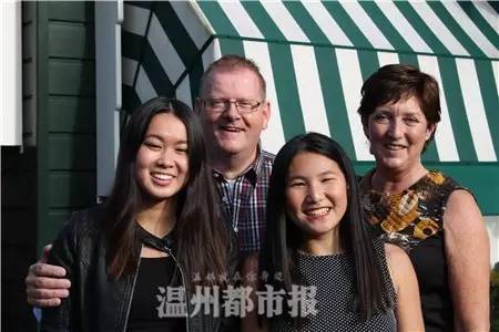 琳西(左一)與養(yǎng)父母及妹妹的合影 琳西(左一)與養(yǎng)父母及妹妹的合影