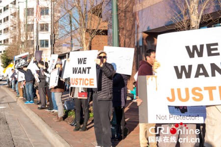 上百華人到保安公司記者會場外抗議。(張琪供圖)