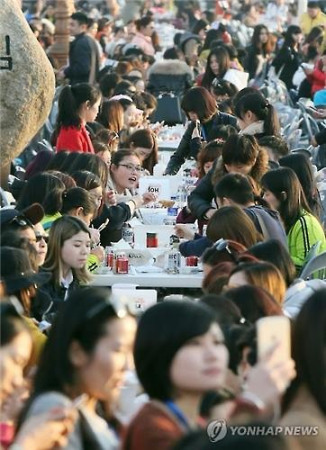 資料圖片：2016年3月28日下午,，在仁川市月尾島文化街，幾千名傲瀾員工一起吃炸雞喝啤酒,。(韓聯(lián)社）