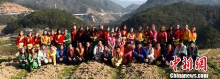 蒼南縣岱嶺畬族鄉(xiāng)坑門村“希望小學(xué)”50多位畢業(yè)生再聚 蕭云集 攝 蒼南縣岱嶺畬族鄉(xiāng)坑門村“希望小學(xué)”50多位畢業(yè)生再聚 蕭云集 攝