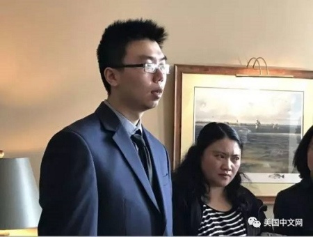 陳建生侄子陳天任與州議員談話,。 陳建生侄子陳天任與州議員談話。
