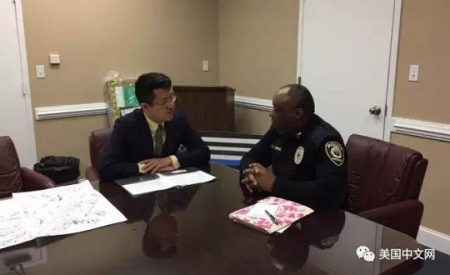 華裔社區(qū)代表與州議員交談,。 華裔社區(qū)代表與州議員交談。