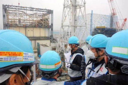 記者們在核電站采訪,,該高處距2號機組約80米 記者們在核電站采訪,,該高處距2號機組約80米