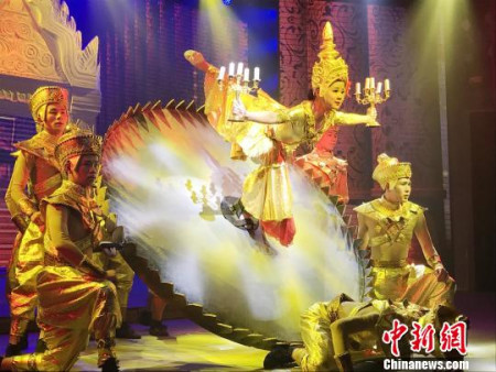 圖為具有柬埔寨宮廷舞蹈《夢幻吳哥》,?!$娊ㄉ?攝 圖為具有柬埔寨宮廷舞蹈《夢幻吳哥》,。 鐘建珊 攝