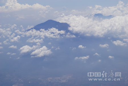 自2015年印尼對中國游客實施免簽征政策以來,除巴厘島,、日惹等傳統(tǒng)旅游熱點,,印尼政府積極向中國游客和投資者推介新的旅游目的地。圖為印尼中爪哇省旅游名城瑪瑯市郊的活火山——阿朱納火山,,山腳下就是星羅棋布的村落,,中方公司目前正協(xié)助當(dāng)?shù)亻_發(fā)火山相關(guān)旅游項目。中國經(jīng)濟(jì)網(wǎng)記者田原 攝 自2015年印尼對中國游客實施免簽征政策以來,除巴厘島,、日惹等傳統(tǒng)旅游熱點,,印尼政府積極向中國游客和投資者推介新的旅游目的地。圖為印尼中爪哇省旅游名城瑪瑯市郊的活火山——阿朱納火山,山腳下就是星羅棋布的村落,,中方公司目前正協(xié)助當(dāng)?shù)亻_發(fā)火山相關(guān)旅游項目,。中國經(jīng)濟(jì)網(wǎng)記者田原 攝