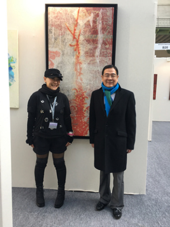 崔齊與中國(guó)駐法使館文化處李少平公參(右)在畫展現(xiàn)場(chǎng)。(圖片來(lái)源:歐洲時(shí)報(bào)記者孔帆 攝) 崔齊與中國(guó)駐法使館文化處李少平公參(右)在畫展現(xiàn)場(chǎng)。(圖片來(lái)源:歐洲時(shí)報(bào)記者孔帆 攝)