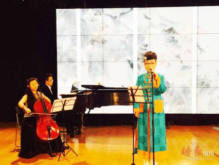 著名歌唱家胡曉晴在演唱,。(美國《僑報》/林菁 攝) 著名歌唱家胡曉晴在演唱,。(美國《僑報》/林菁 攝)
