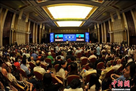 6月23日,,第十六屆華僑華人創(chuàng)業(yè)發(fā)展洽談會在武漢開幕,本屆大會以“萬僑創(chuàng)新,,共享機(jī)遇”為主題,,吸引了來自60多個(gè)國家和地區(qū)的1000多位海外嘉賓、國內(nèi)2000多位代表參會,。大會期間,,將舉辦武漢論壇、“華創(chuàng)杯”創(chuàng)業(yè)大賽頒獎(jiǎng)儀式,、“僑夢苑”揭牌儀式,、重點(diǎn)項(xiàng)目簽約以及專場論壇、項(xiàng)目推介洽談等活動,。 <a target='_blank' >中新社</a>記者 張暢 攝 6月23日,,第十六屆華僑華人創(chuàng)業(yè)發(fā)展洽談會在武漢開幕,本屆大會以“萬僑創(chuàng)新,,共享機(jī)遇”為主題,,吸引了來自60多個(gè)國家和地區(qū)的1000多位海外嘉賓、國內(nèi)2000多位代表參會,。大會期間,,將舉辦武漢論壇、“華創(chuàng)杯”創(chuàng)業(yè)大賽頒獎(jiǎng)儀式,、“僑夢苑”揭牌儀式,、重點(diǎn)項(xiàng)目簽約以及專場論壇、項(xiàng)目推介洽談等活動,。 <a target='_blank' >中新社</a>記者 張暢 攝