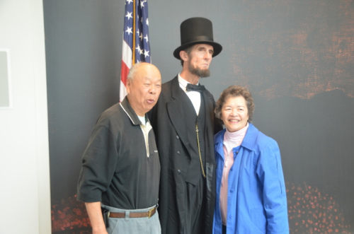 來自卡森市的第二代余姓華裔夫婦Bill & Margie Yee,,在尼克松圖書館與“林肯總統(tǒng)”合照。(美國《世界日?qǐng)?bào)》/王善言 攝) 來自卡森市的第二代余姓華裔夫婦Bill & Margie Yee,,在尼克松圖書館與“林肯總統(tǒng)”合照,。(美國《世界日?qǐng)?bào)》/王善言 攝)
