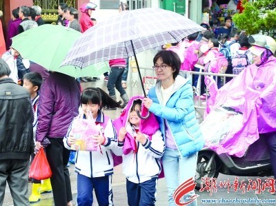 2月22日上午十點(diǎn)多,在市區(qū)一所小學(xué)門口,,家長(zhǎng)們撐著傘接送學(xué)生放學(xué)回家,。 2月22日上午十點(diǎn)多,,在市區(qū)一所小學(xué)門口,家長(zhǎng)們撐著傘接送學(xué)生放學(xué)回家,。